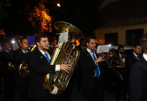 Músicos de la banda de la Estrella tocan en la procesión