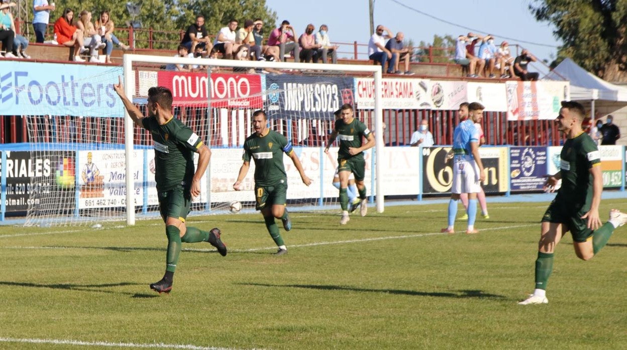 El Córdoba CF celebra el gol de Willy a los 20 segundos de juego ante el CD Coria este domingo en La Isla