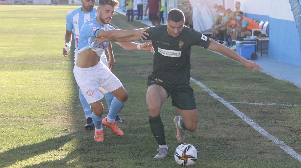 Adrián Fuentes en el partido ante el Coria