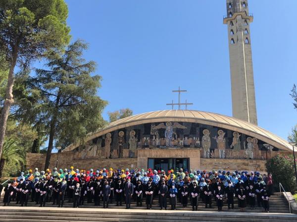 Foto de familia del Rey ycon la comunidad universitaria docente de Córdoba