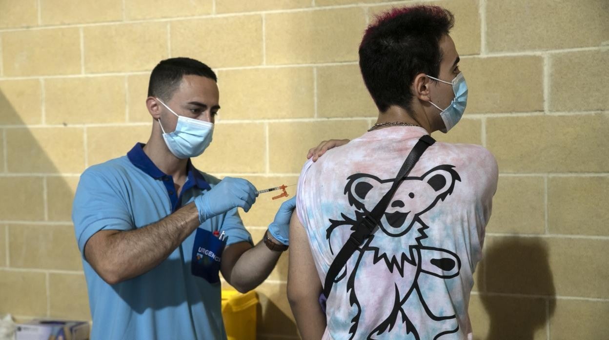 Un joven vacunándose contra el coronavirus en Córdoba