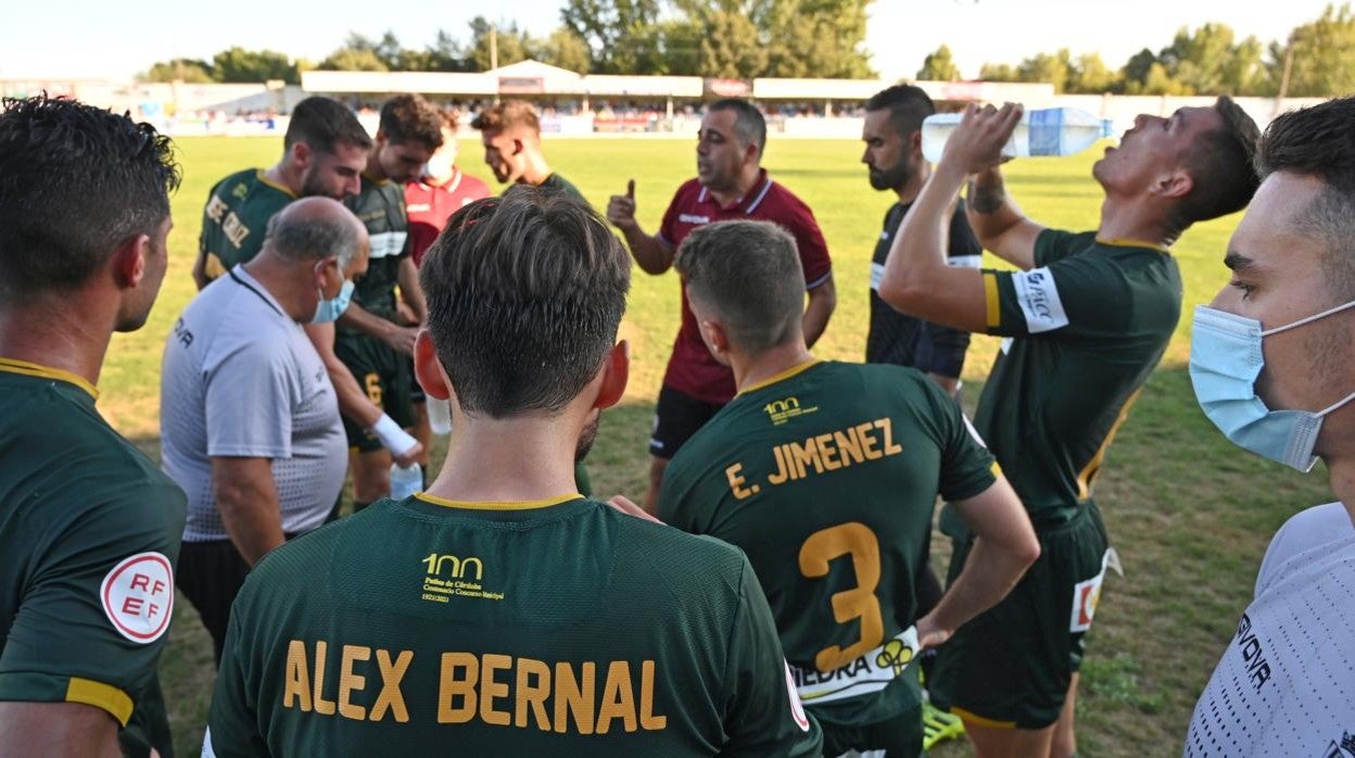 El entrenador del Córdoba, Germán Crespo, da instrucciones a sus jugadores en Coria