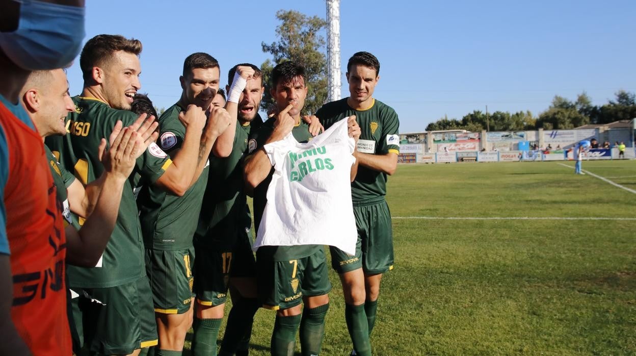 Los jugadoers del Córdoba celebran y dedican el 1-0 en Coria a Carlos Marín