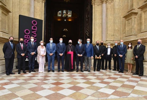 Autoridades en acceso a la Catedral de Málaga por el Patio de los Naranjos