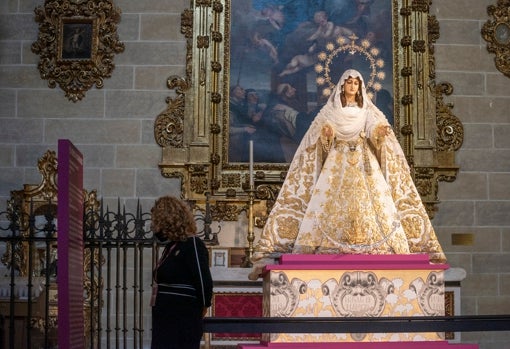 Imagen de la Virgen del Rocío sobre la peana diseñada por el artista Curro Claros