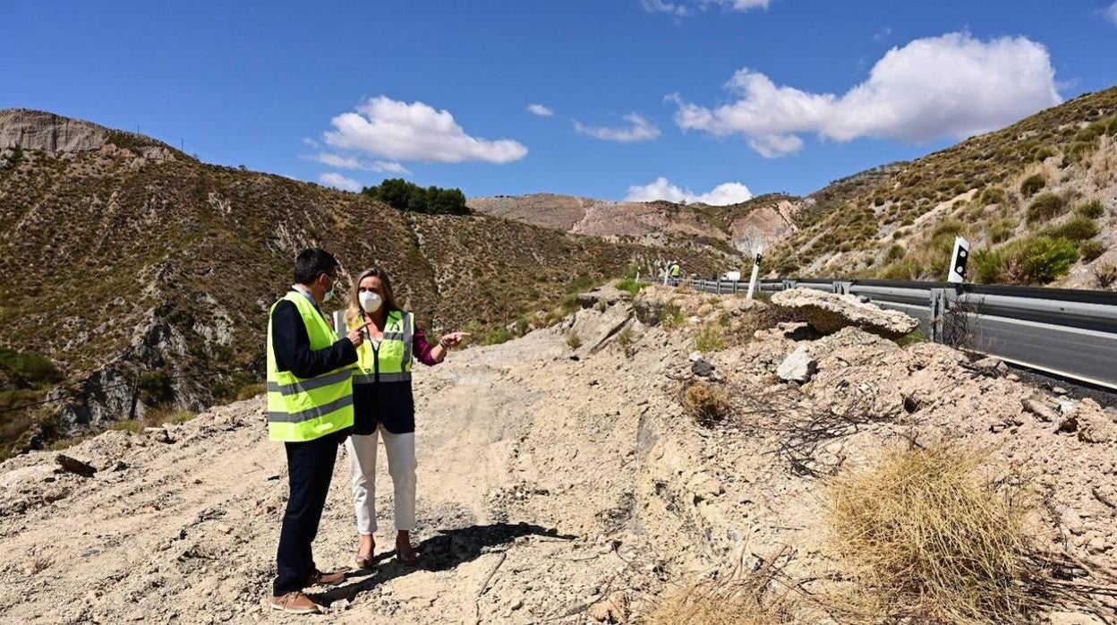 La consejera de Fomento, Marifrán Carazo, en una de las obras que el área está efectuando en las carreteras de Granada