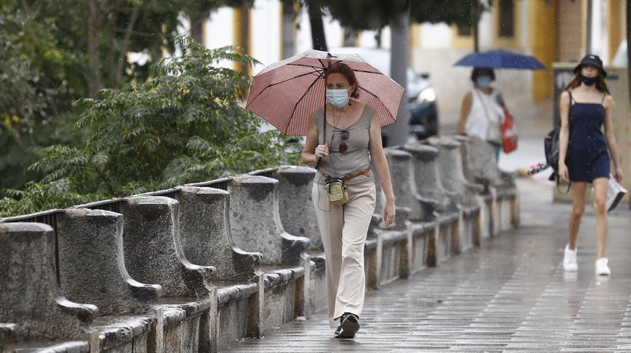 Una mujer pasea por la Ribera durante un día de lluvia de este mes