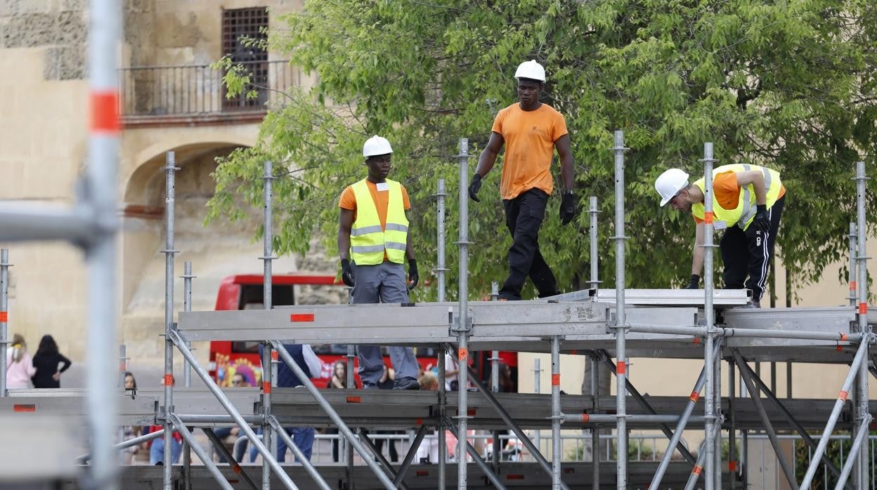 Montaje de los palcos, uno de los objetivos del convenio con las cofradías