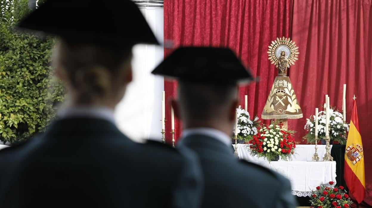 Dos guardias civiles en la Comandancia de Córdoba ante una imagen de la Virgen del Pilar en octubre de 2019