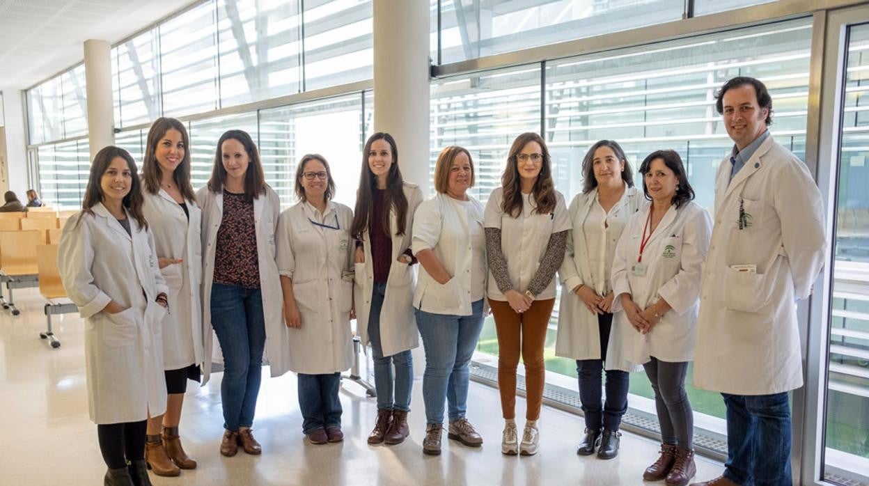 El doctor Agüera-Morales, con su equipo de la Unidad de Deterioro Cognitivo del Reina Sofía