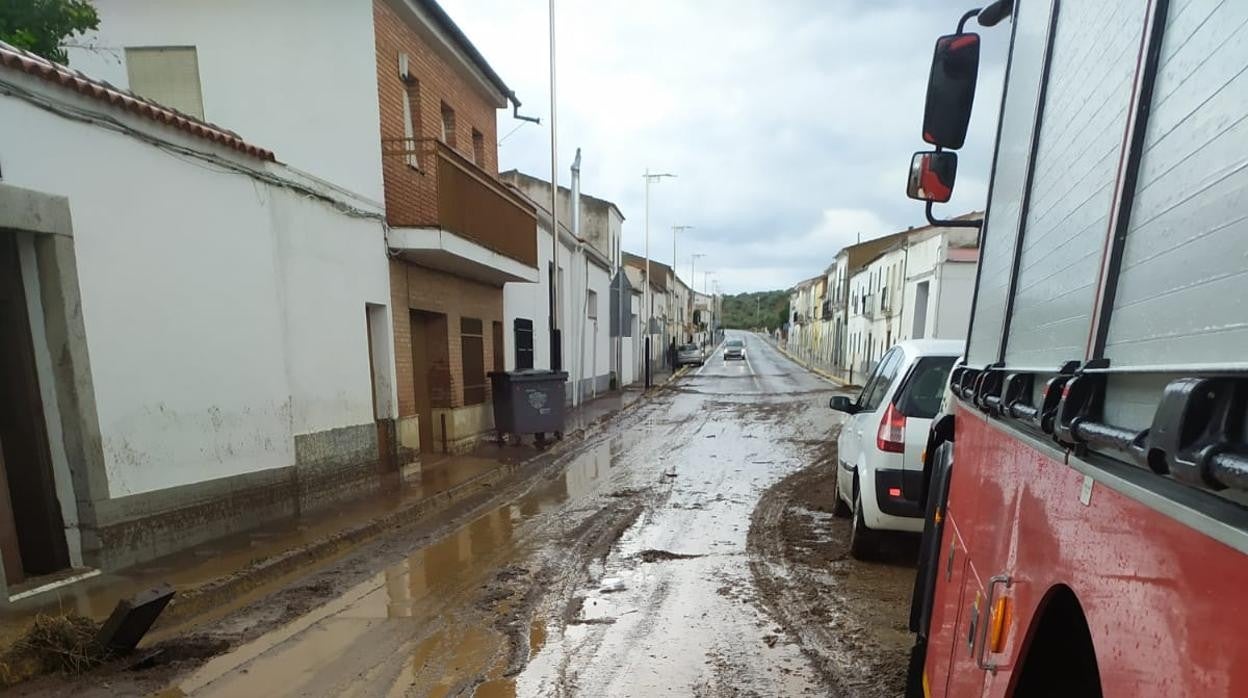 Imagen de una calle en Alcaracejos tras la tromba de agua