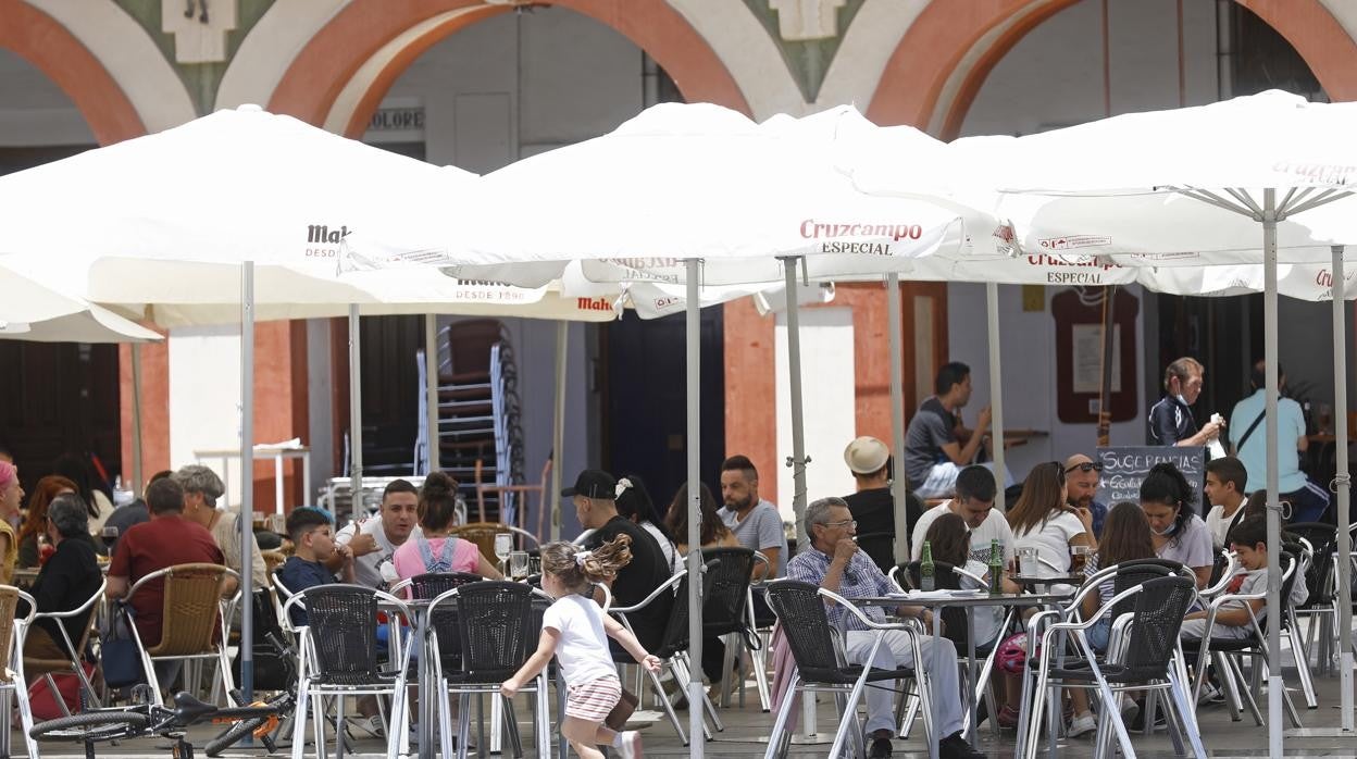 Clientes de un local de la plaza de La Corredera