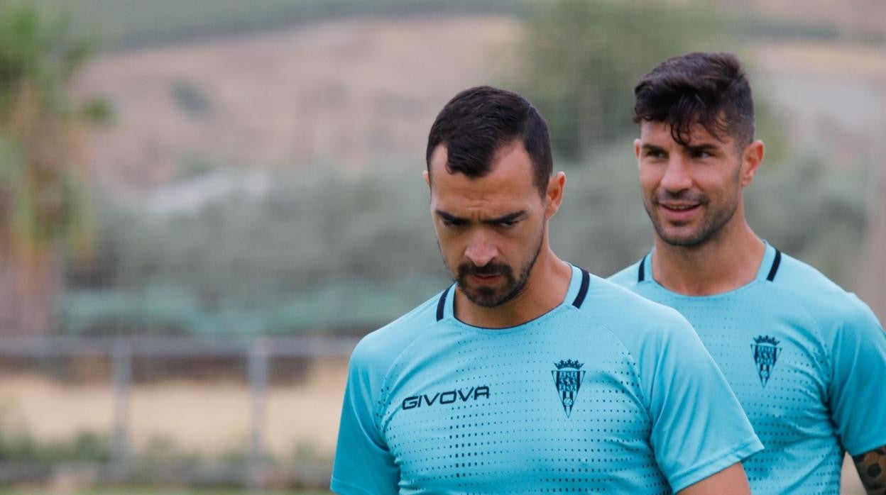 El centrocampista del Córdoba CF Miguel de la Cuevas, cabizbajo en un entrenamiento