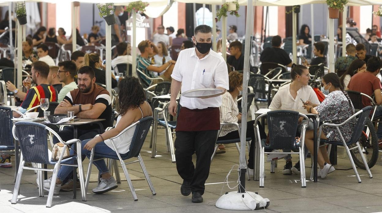 Ambiente de veladores en La Corredera durante el verano