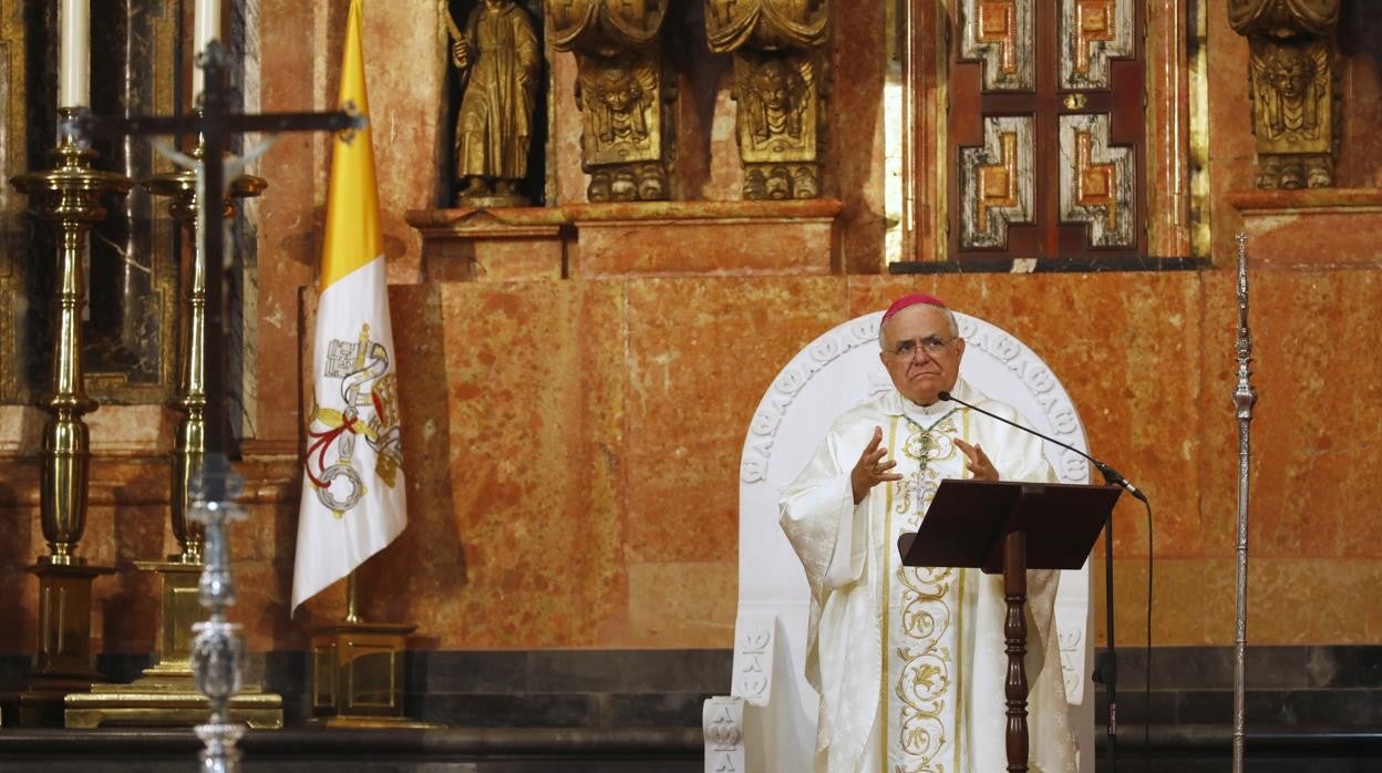 Monseñor Fernández durante una homilia en la Mezquita-Catedral de Córdoba