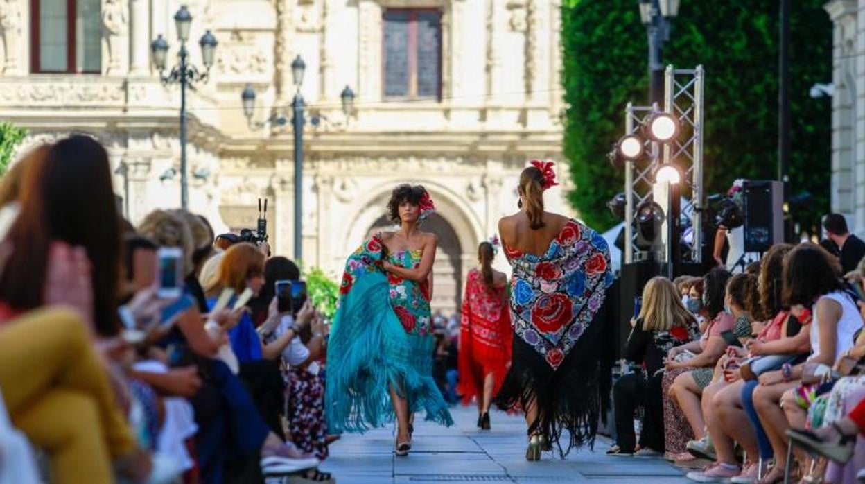 Desfile de moda flamenca en la avenida de la Constitución de Sevilla