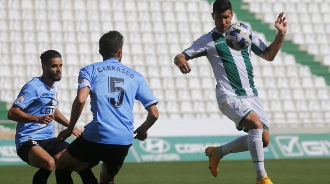 Willy Ledesma ante la Balompédica Linense el pasado curso