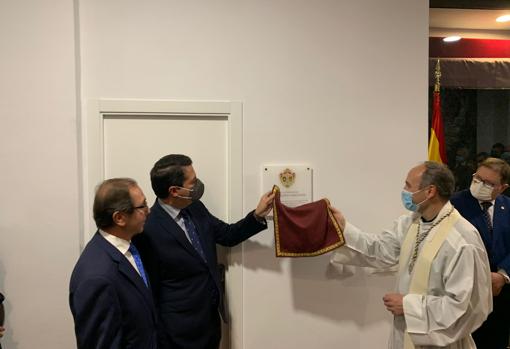 El alcalde y el director espiritual muestran la placa que atestigua la bendición