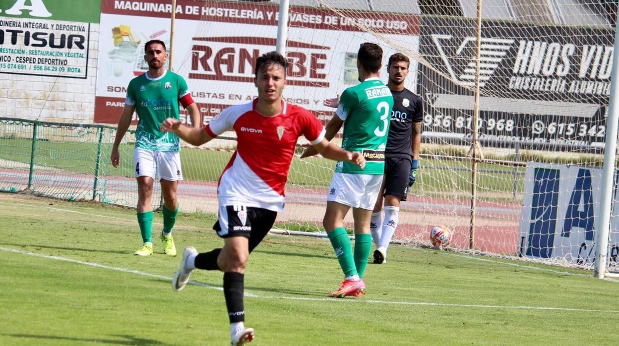 Ale Marín celebra el 0-1 del Córdoba B, de rojo y blanco este domingo, en el partido ante el Rota