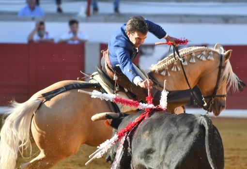 Galán sobre el morrillo de su primer astado