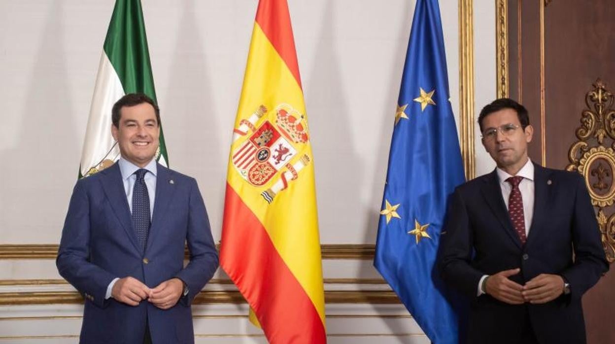 El presidente andaluz, Juanma Moreno, junto al alcalde de Granada, Francisco Cuenca, este lunes en San Telmo