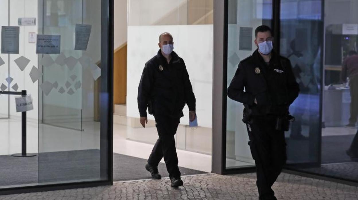 Dos agentes entran en la Ciudad de la Justicia de Córdoba en una imagen de archivo