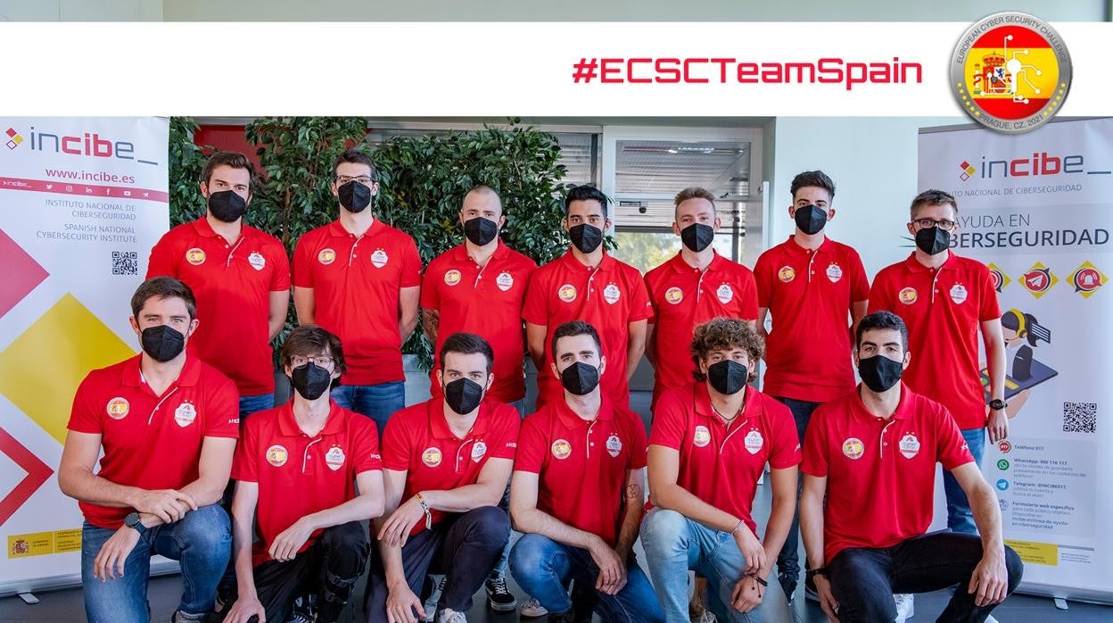 El equipo español que participa en el torneo europeo, con 13 de sus 15 integrantes; Rafael López es el segundo por la derecha en la fila de pie