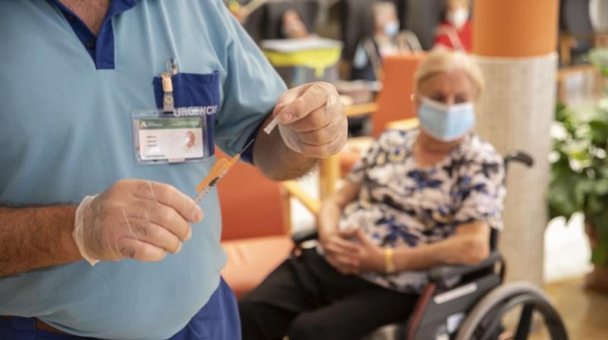 Una anciana recibe la tercera dosis contra el Covid la seman pasada en Córdoba