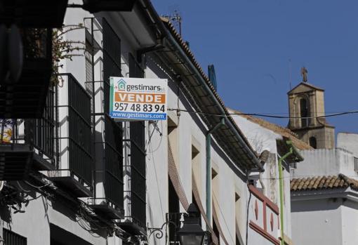 Cartel de una inmobiliaria en el Centro de Córdoba