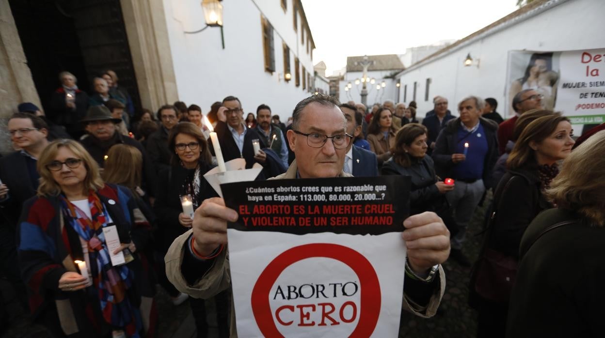 Un hombre sostiene un cartel en una manifestación contra el aborto