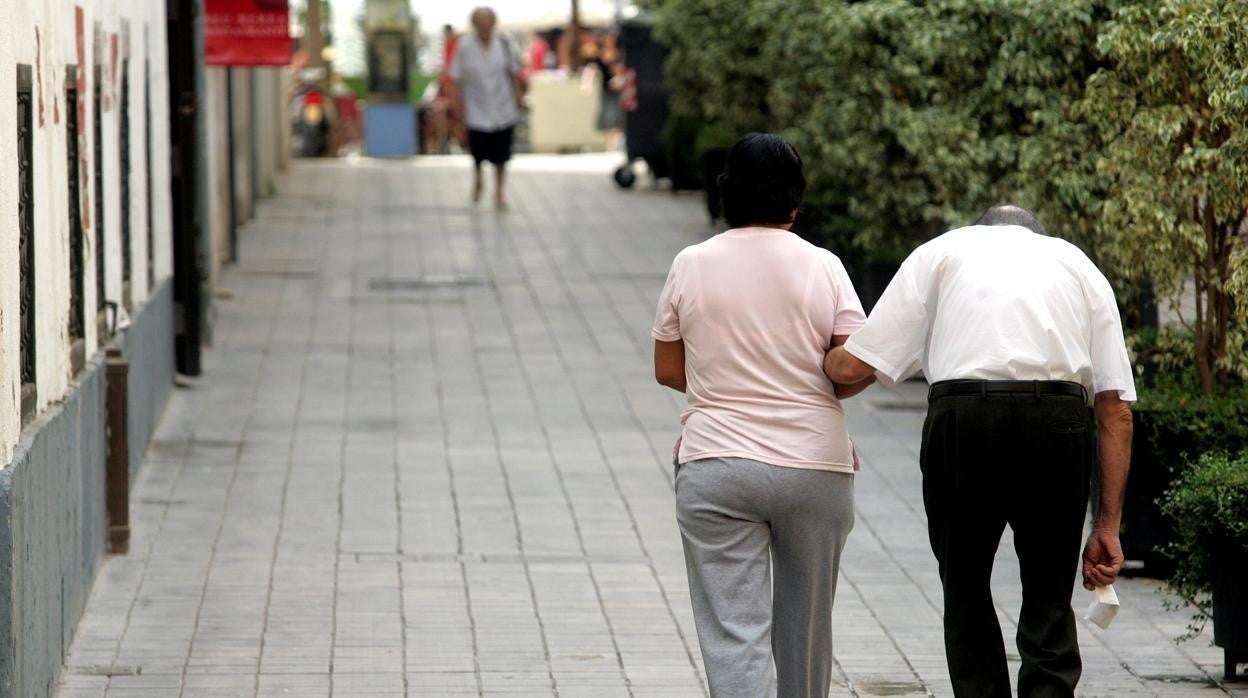 Dos personas pasean por la calle en una imagen de archivo