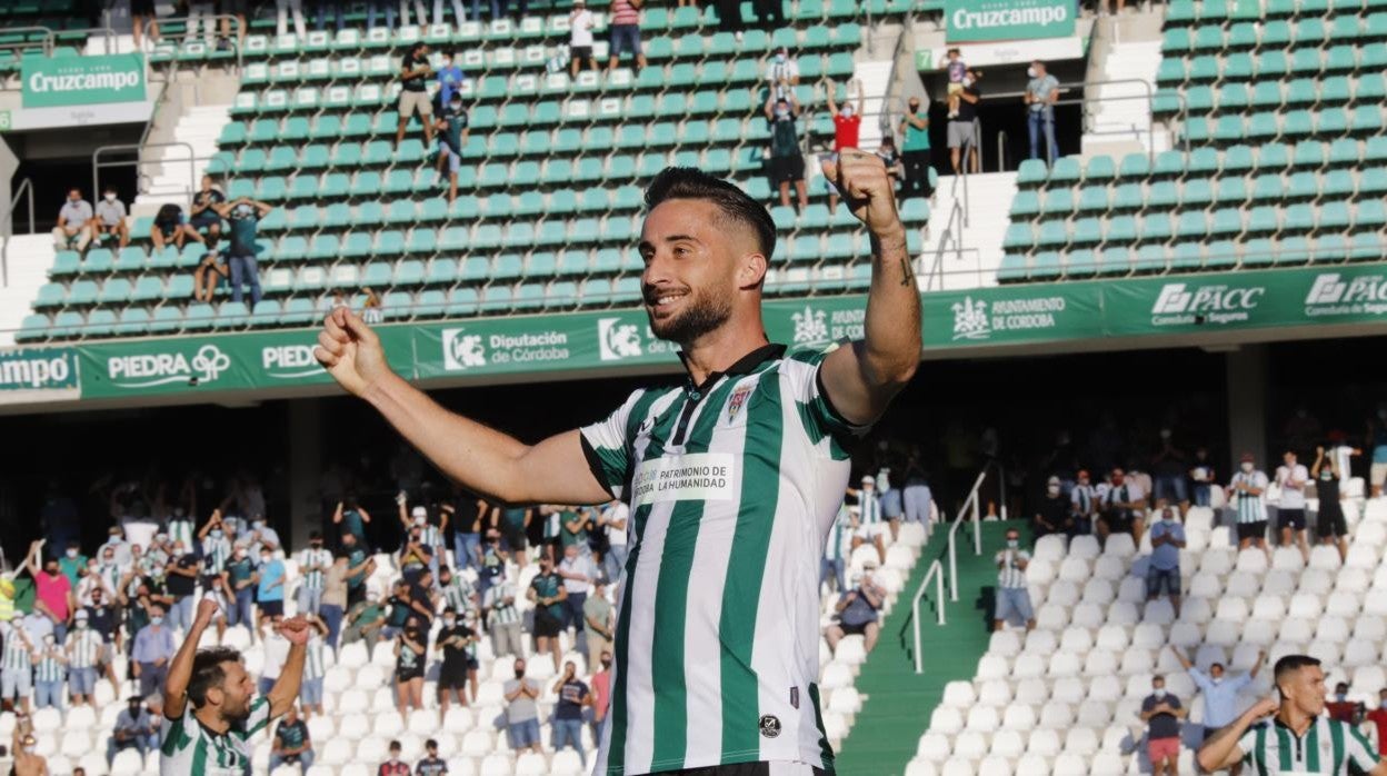 El extremo del Córdoba CF Omar Perdomo celebra el 2-1 que anotó ante el Don Benito