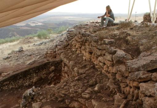 Arqueólogos descubren junto al pantano de Iznájar un poblado fortificado de hace 5.000 años