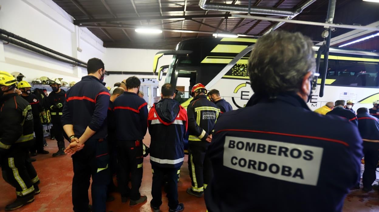 Bomberos en las instalaciones de la avenida de Los Custodios