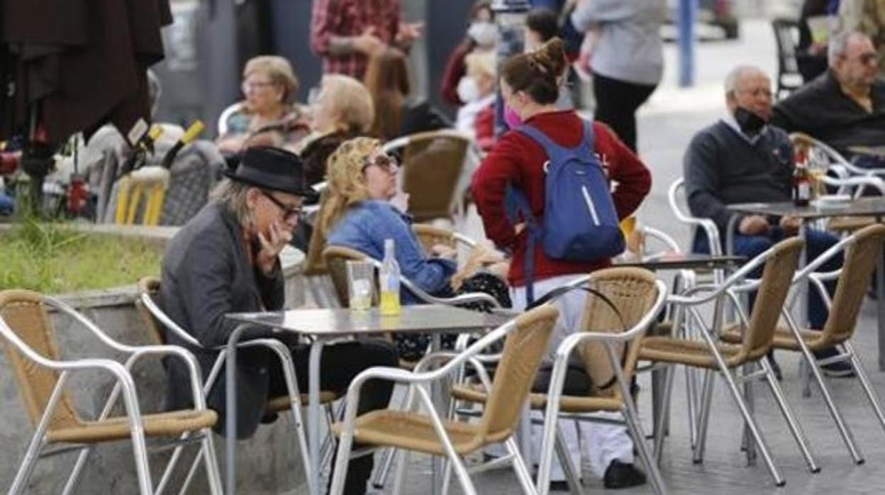 Clientes en la terraza de un bar de Córdoba