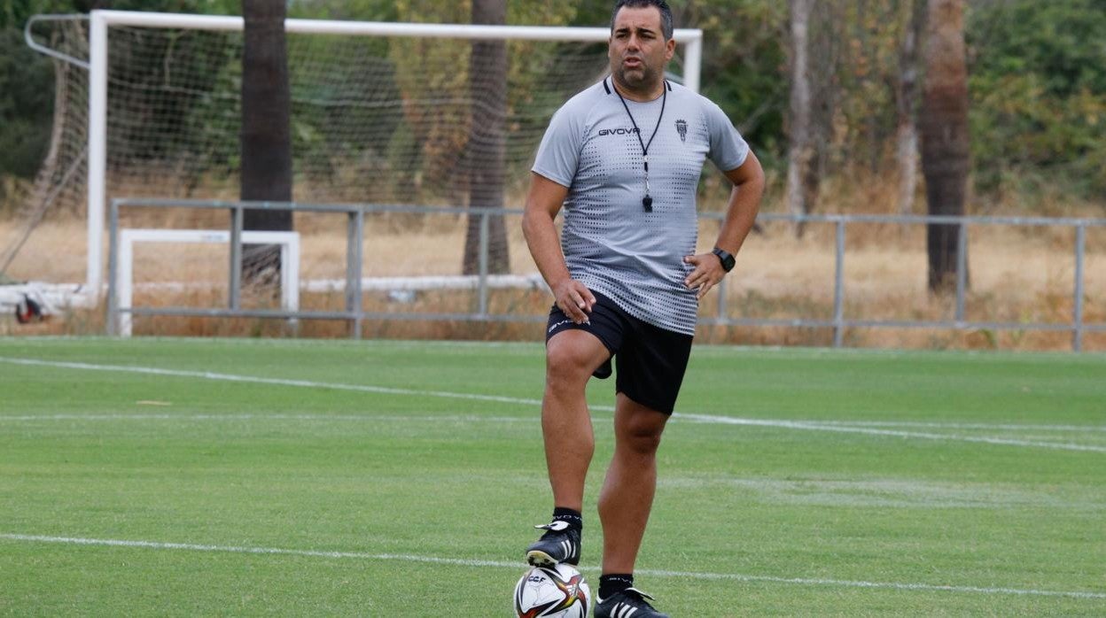 El entrenador del Córdoba CF, Germán Crespo, pisa el balón en un entrenamiento