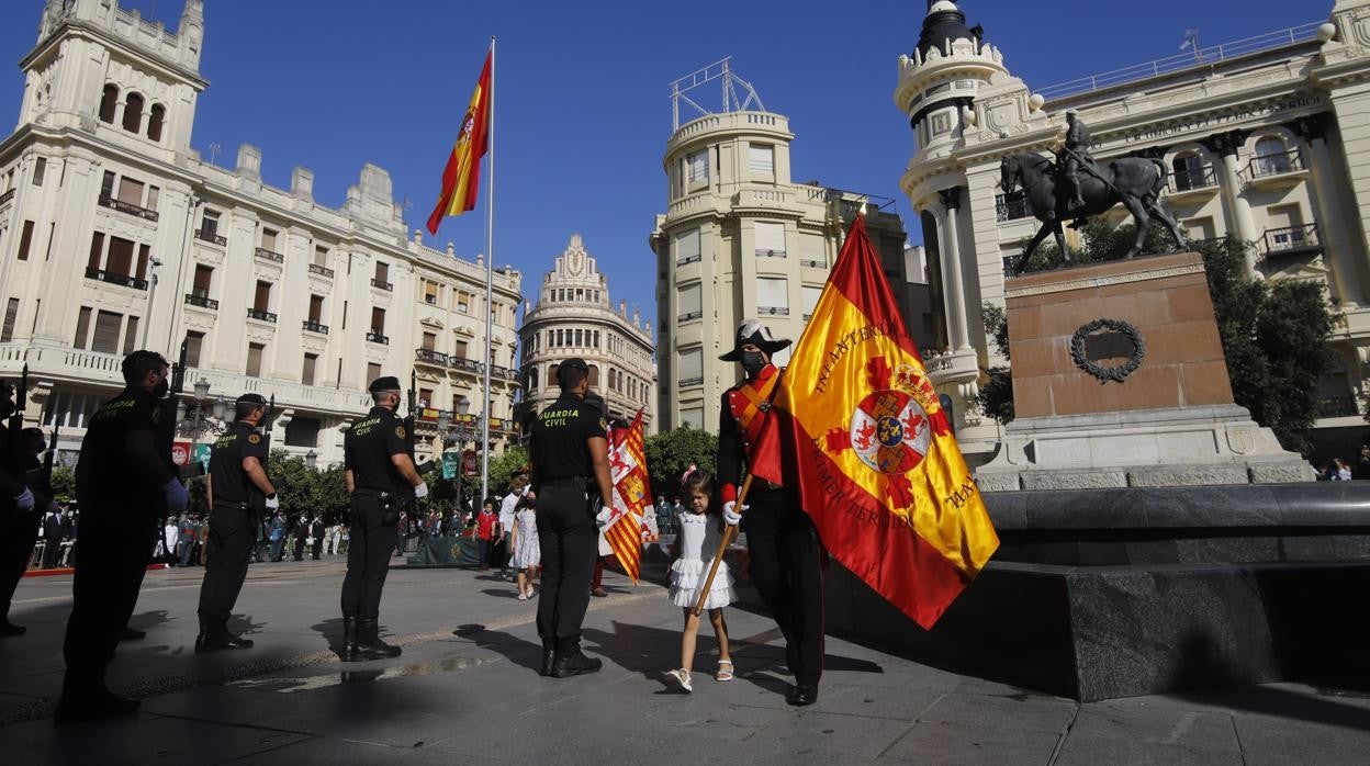 Bandera histórica del Duque de Ahumada con la constitucional ya izada