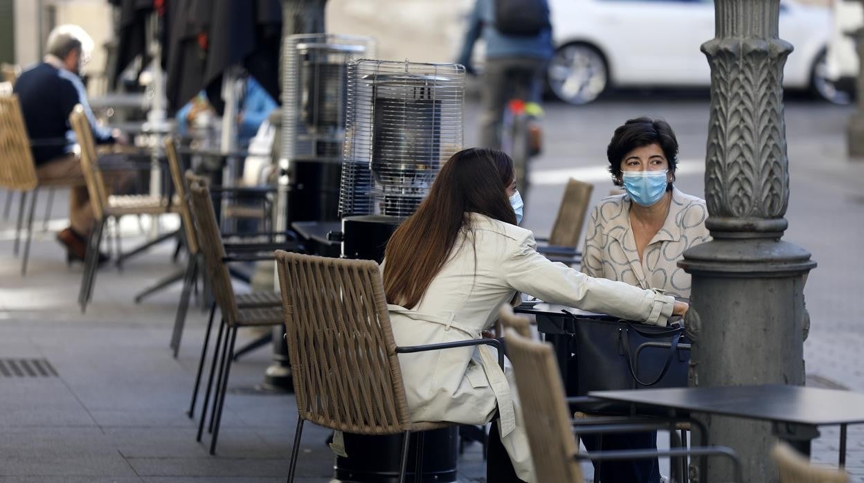 Dos mujeres en una terraza en Córdoba