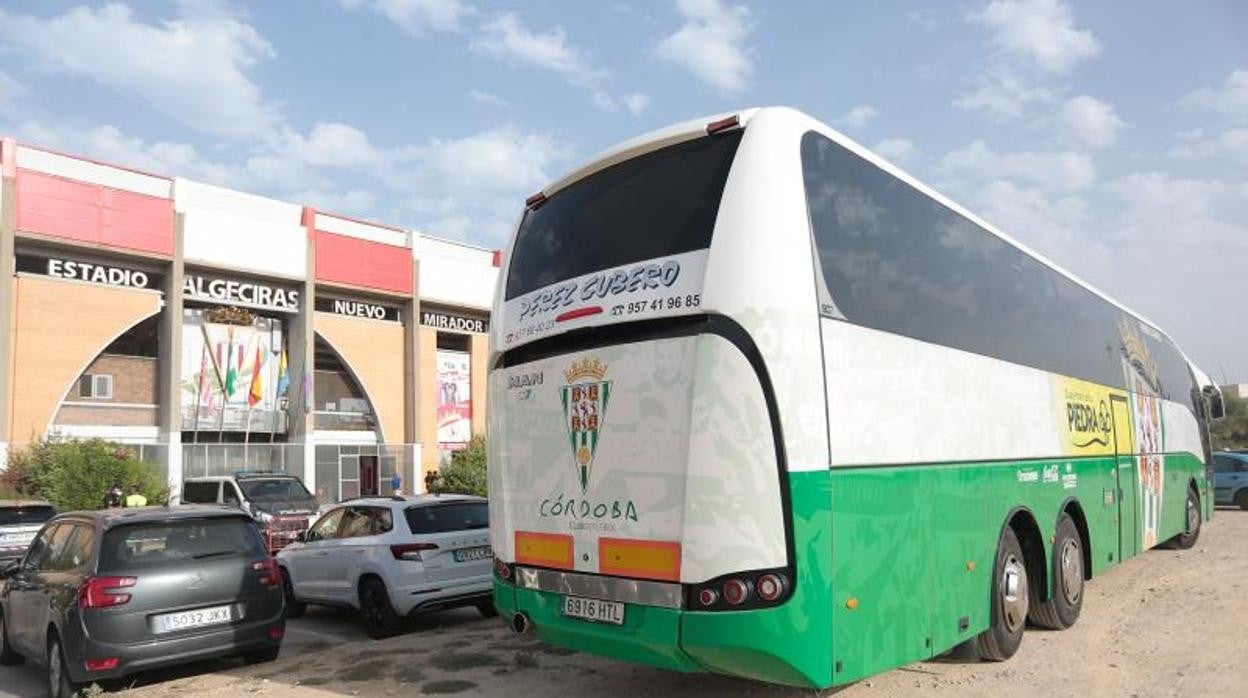 El autocar oficial del Córdoba CF, en el estadio del Nuevo Mirador de Algeciras