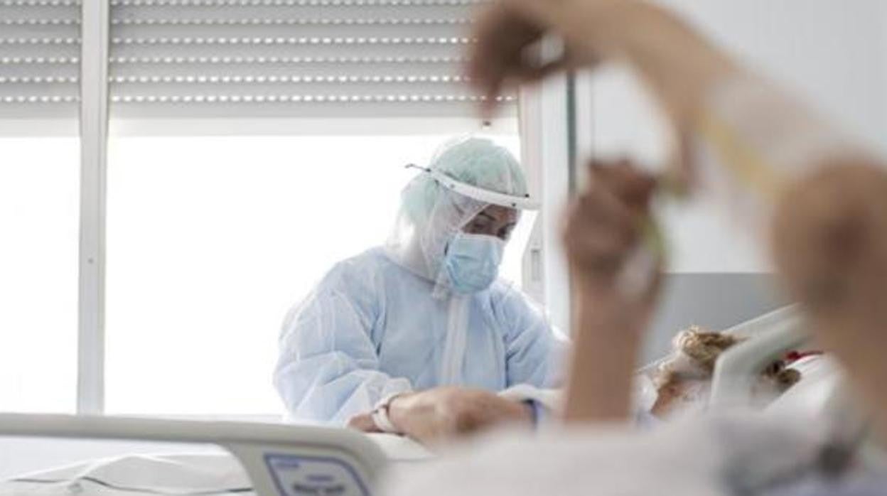 Una sanitaria atendiendo a pacientes de Covid en el hospital