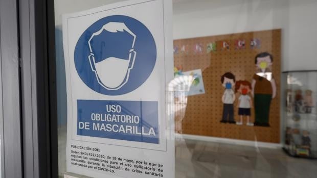 Un colegio de Granada, abocado a activar el protocolo de absentismo contra unos padres que insisten en llevar a su hija al colegio sin mascarilla