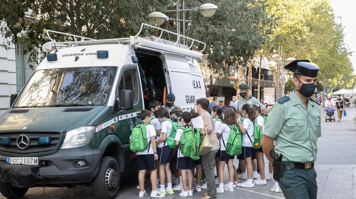 Alumnos este jueves en los talleres escolares de los actos nacionales de la Guardia Civil en Córdoba