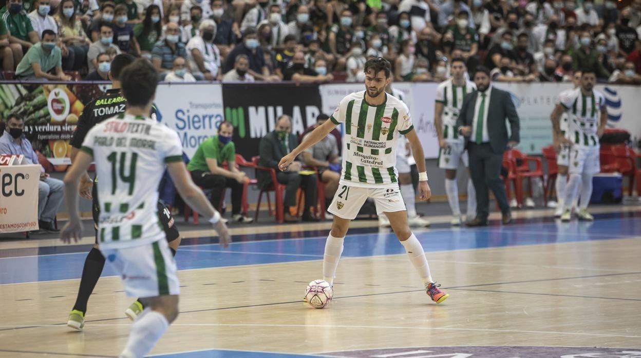 Zequi conduce el balón en el partido del Córdoba Patrimonio ante el Palma Futsal