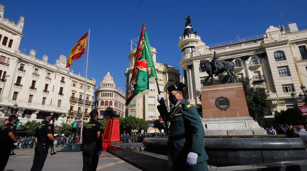 Izado de la bandera de España en Las Tendillas por los actos de la Guardia Civil