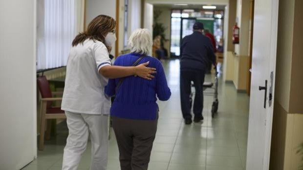 La Justicia andaluza no avala el plan de la Junta para obligar a hacerse la PCR al personal de residencias