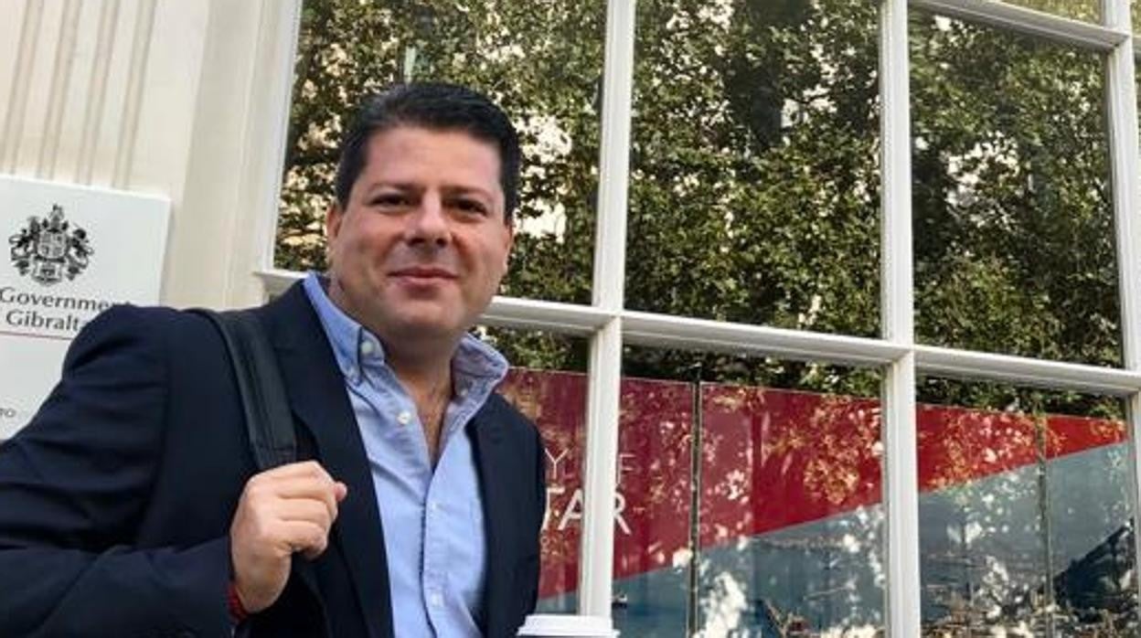 Fabian Picardo, esta semana ante la Casa de Gibraltar en Londres, en una imagen compartida en twitter