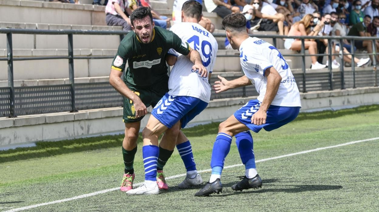 López Silva frena al cordobesista Carlos Puga, este domingo, en el Juan Guedes