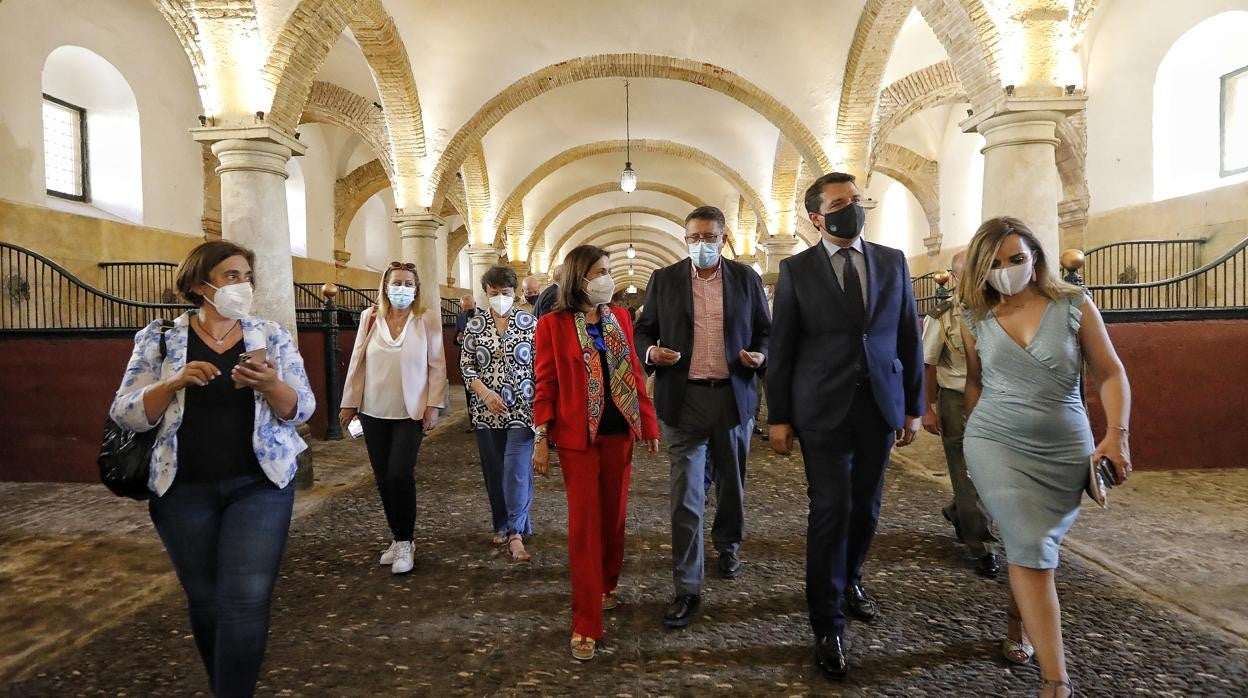 La ministra de Defensa, Margarita Robles, y el alcalde de Córdoba, José María Bellido, en una visita reciente a Caballerizas