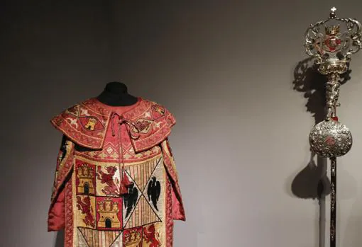Dalmática y vara en una exposición sobre Isabel la Católica en Córdoba