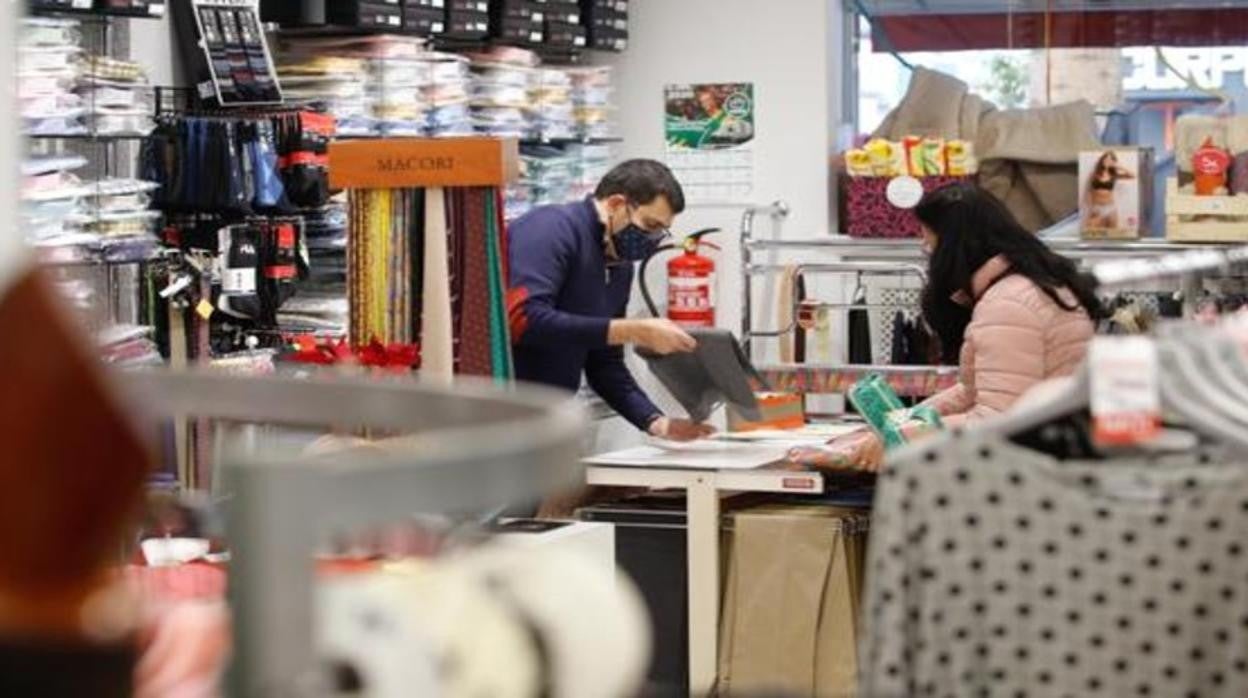 Un dependiente en una tienda de Córdoba